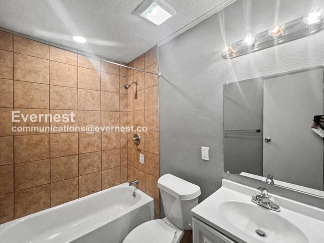 Building Photo - 3 Bed, 2 Bath Home with Fenced Yard / Pet-Friendly / Vouchers Accepted / Available Now!