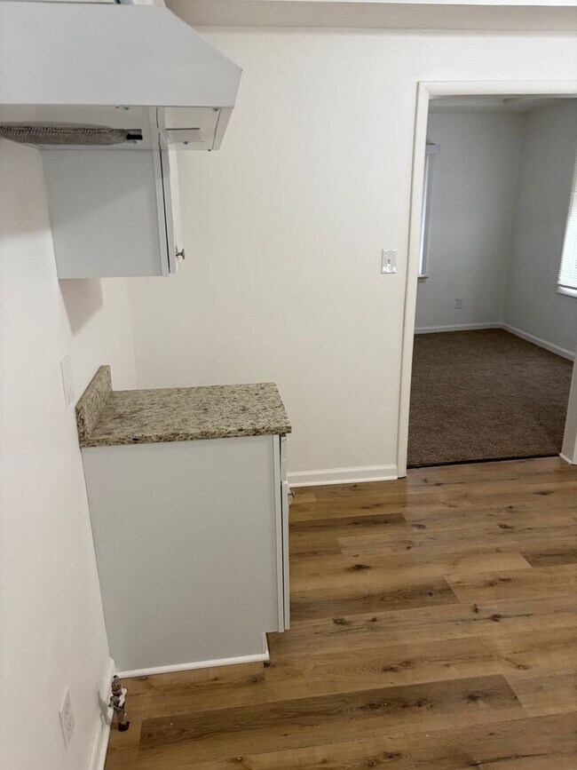 Building Photo - 4 bedroom 1 bath newly remodeled ranch in Dearborn Heights