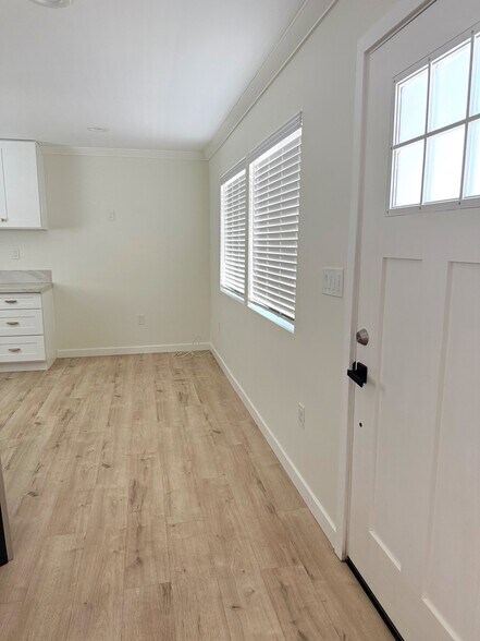 living area - 10705 Dorothy Ave