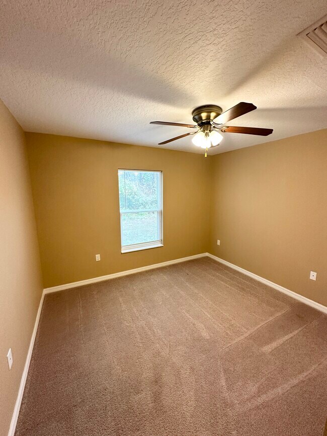 Building Photo - 12 Robin Pl