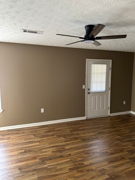 Building Photo - 511 Mansion St