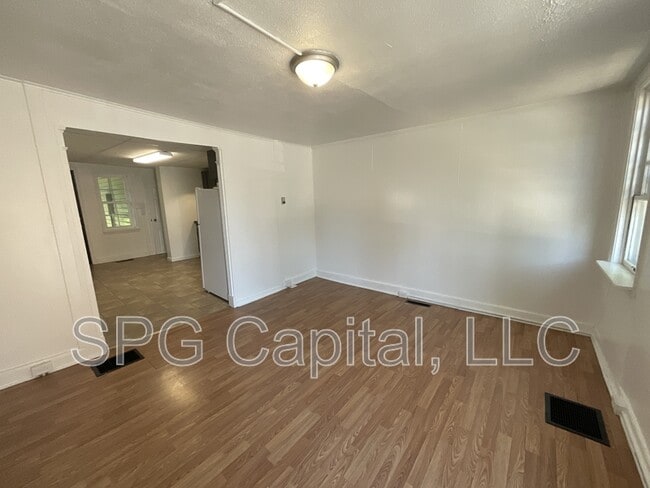 Building Photo - 330 W King St