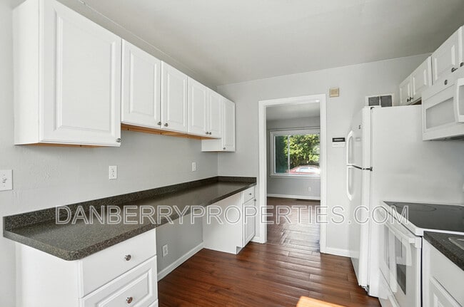 Building Photo - 1126 Searles Rd