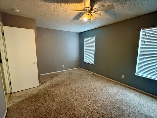 Building Photo - 895 Delray Dr