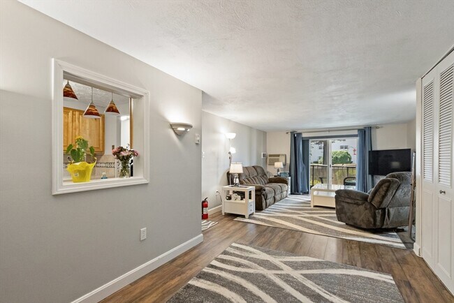 Building Photo - 46 Greentree Ln