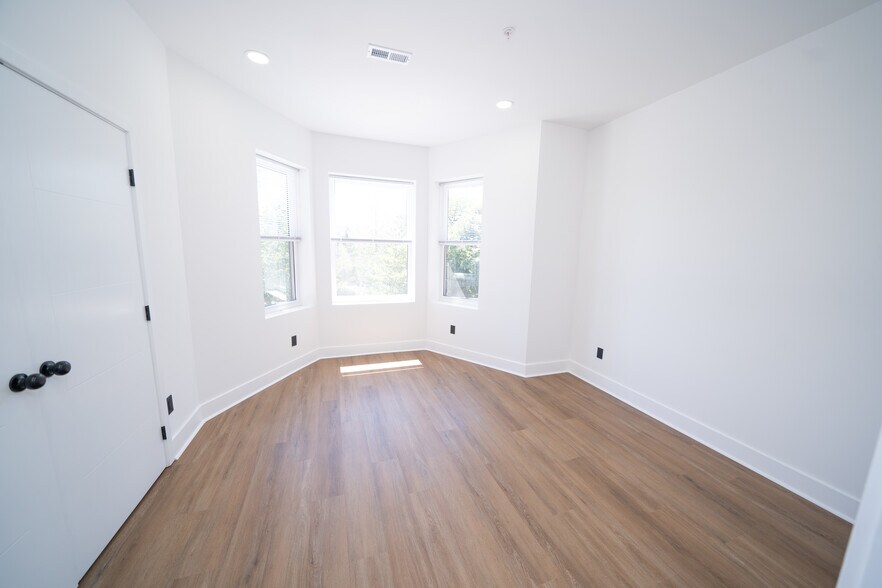 Building Photo - 4927 Catharine St