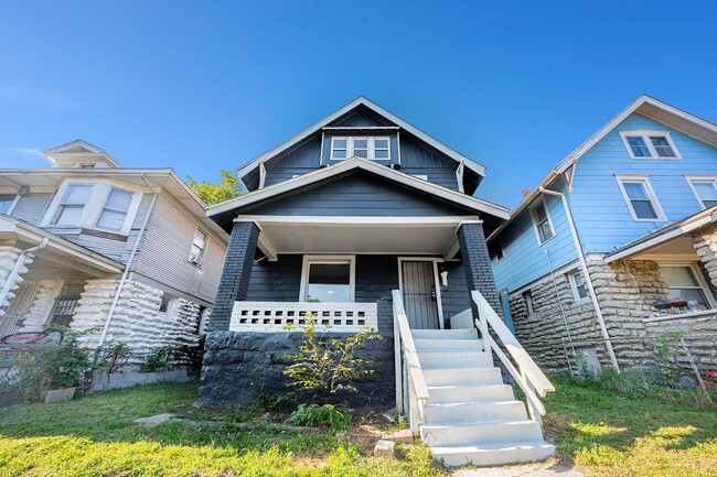 Primary Photo - 5 Bedroom Home Near Central Park and Centr...