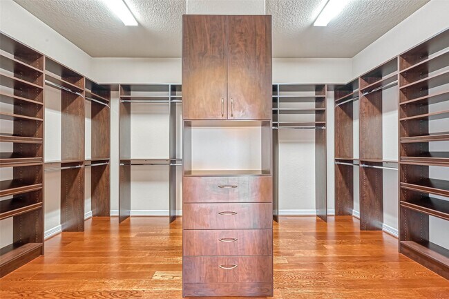 Building Photo - 5014 Fairford Dr
