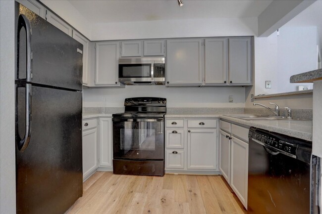 Building Photo - Updated 1st Floor End Unit 2bed/2bath in P...