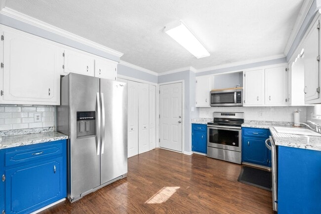 Building Photo - Move-In Ready - Pet Friendly!