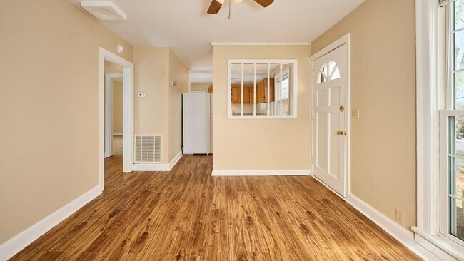 Building Photo - For Rent: 2BR, 1BA duplex