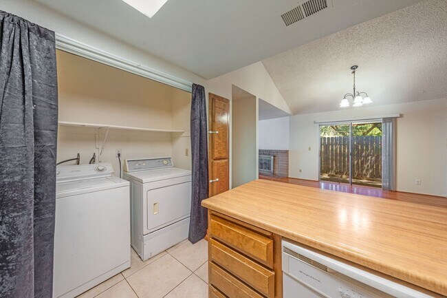 Building Photo - 4830 Suncrest Way