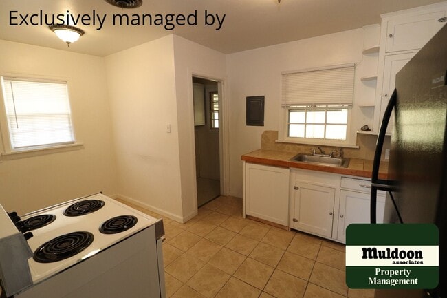 Building Photo - Really Cute Northside Pet Friendly Home wi...