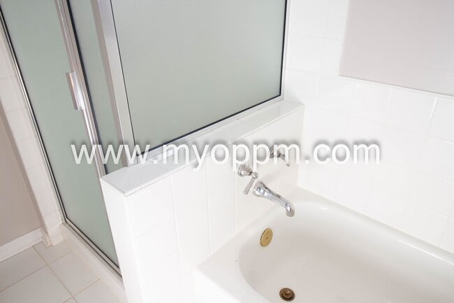 Building Photo - Available NOW! 3 Bedroom / 2 Bathroom Home | Northwest Omaha