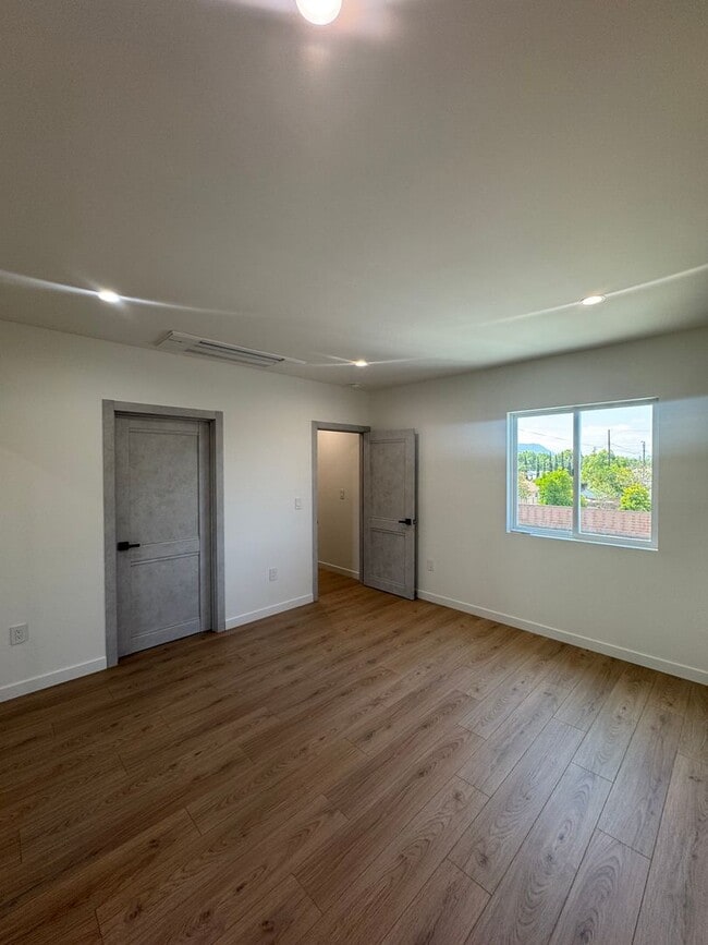 Building Photo - Spacious 1000 Sq. Ft. Second-Floor Back AD...