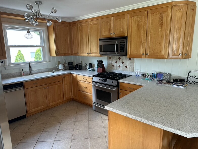 Building Photo - 749 Poinsettia St