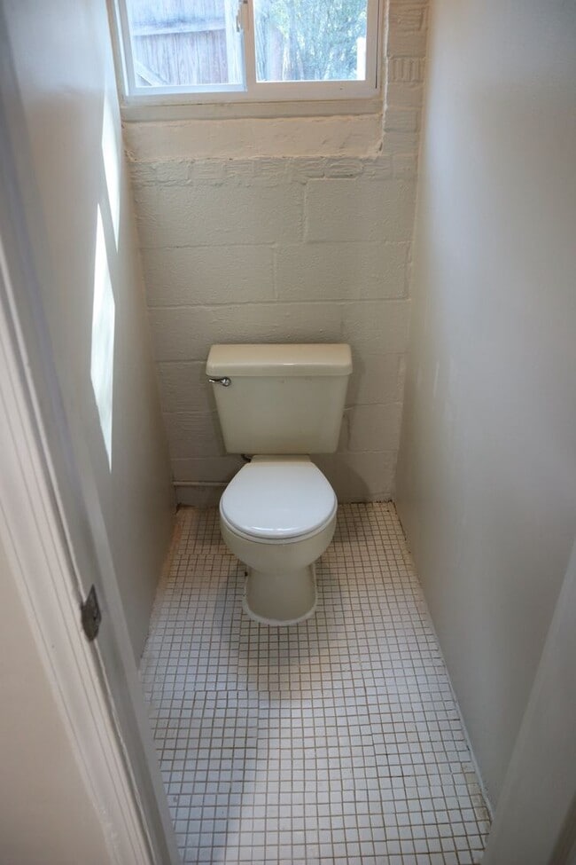 Building Photo - Charming 3-Bedroom, 2-Bath Split-Level Sin...