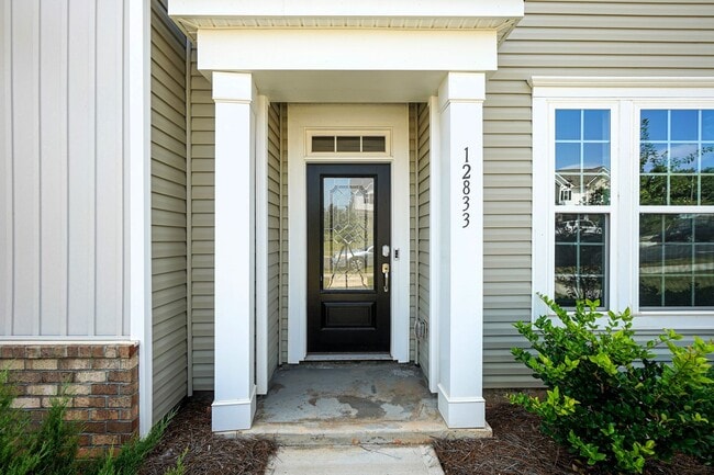 Building Photo - Lovely 3 Bed 2.5 Bath Townhome