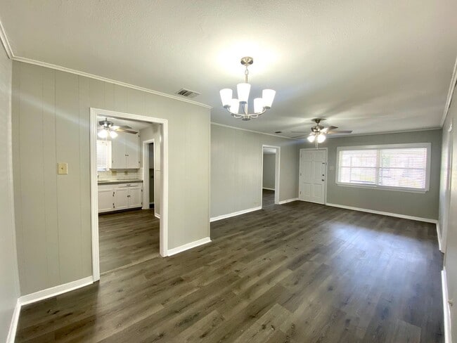 Building Photo - 3 Bedroom 3 bathroom Remodeled home ready to be loved