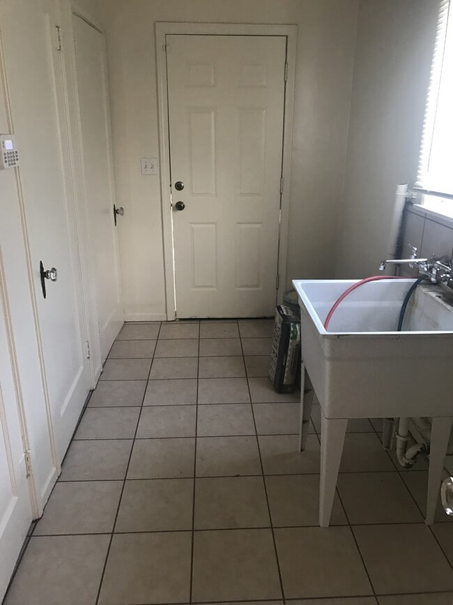 Building Photo - Country home