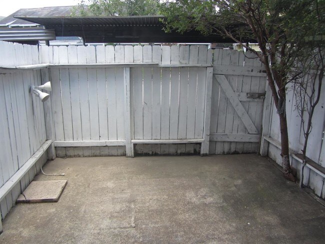 Building Photo - 8405 Wilcrest Dr