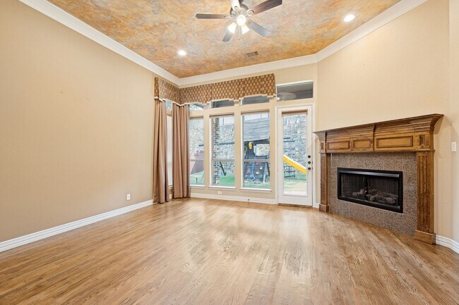 Building Photo - 4046 E Hill Dr