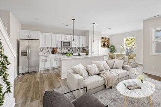 Building Photo - 648 Melville Dr