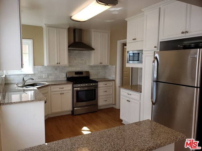 Building Photo - 1729 S Carmelina Ave