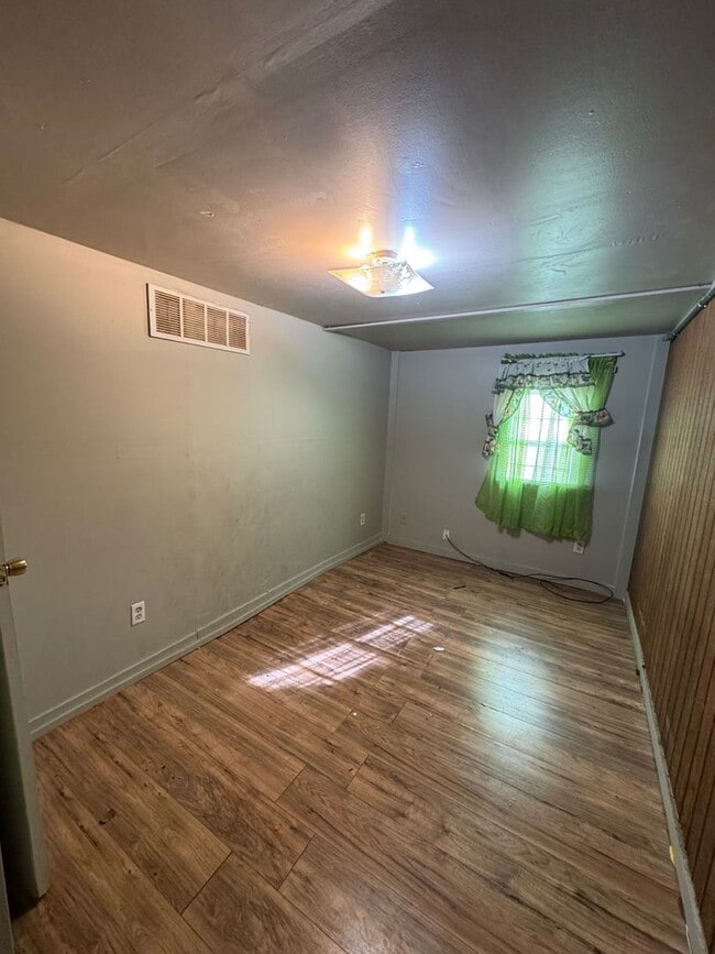 Building Photo - Cute 3 Bedroom Home