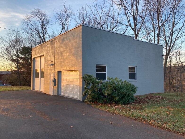 Building Photo - 203 Oakvale Rd