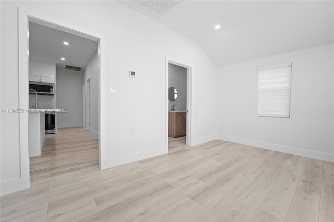 Building Photo - 129 SW 9th Ave