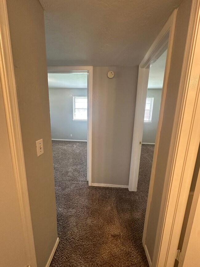 Building Photo - 4844 Woodview Dr