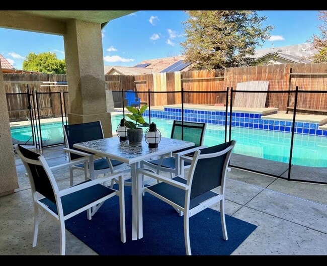 Building Photo - Super Great Deal on this fully furnished 4 BD 2 BA house with a Pool and Solar