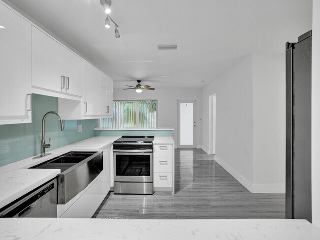 Building Photo - 601 NE 59th Ct