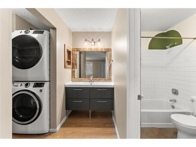 Building Photo - 2160 Ridge Dr