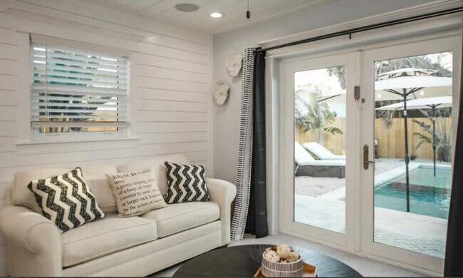 Building Photo - 613 Fern St