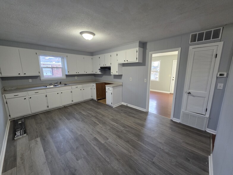 Kitchen - 2604 Windy Dr