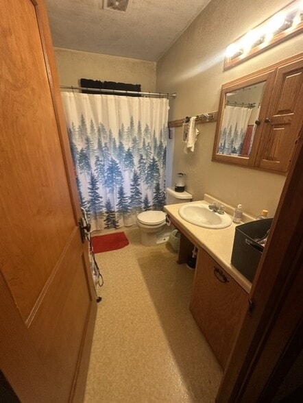 Main Floor Bath - 426 S Franklin St