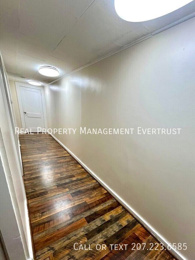 Building Photo - 100 Main St