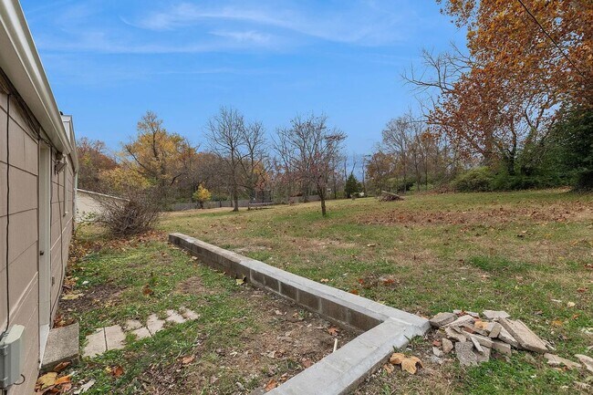 Building Photo - 5400 NE 49th St