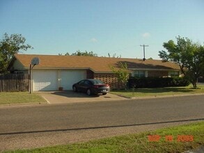 Building Photo - 950 Piedmont Dr