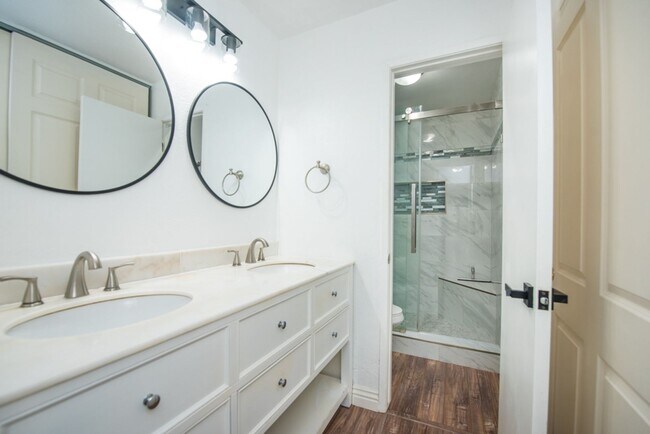 Building Photo - Newport Beach One Bedroom Beauty