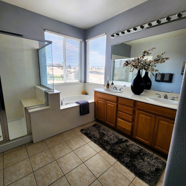 Building Photo - 4 bed 2.5 bath Single Family Home