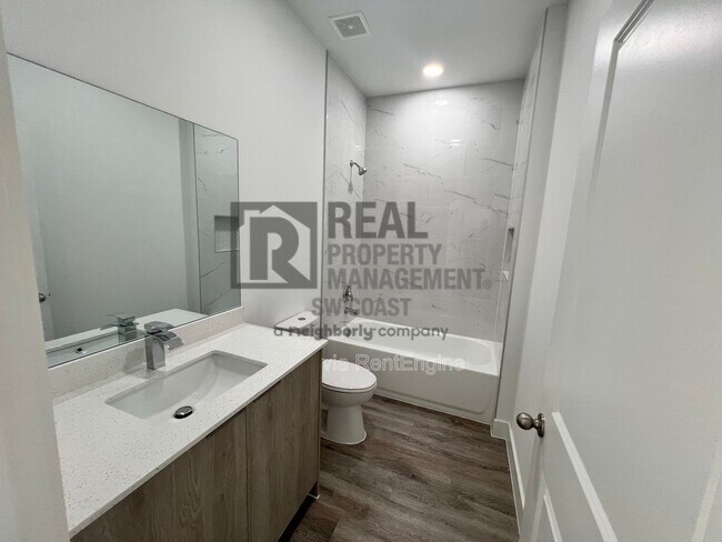 Building Photo - 1263 Hillcrest St E