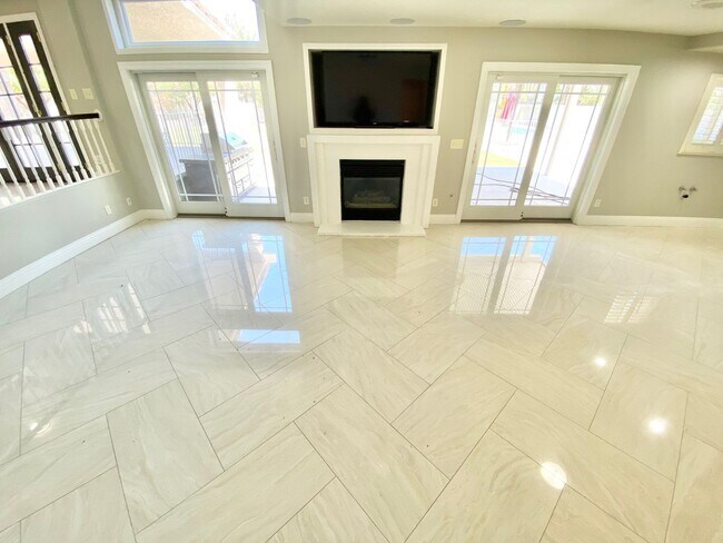 Building Photo - BEAUITFUL GATED PROPERTY 6 BEDROOMS/3 FULL...
