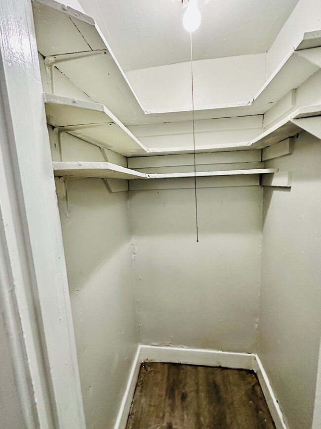 Building Photo - Updated Three Bedroom close to Churchill Downs-Section 8 accepted