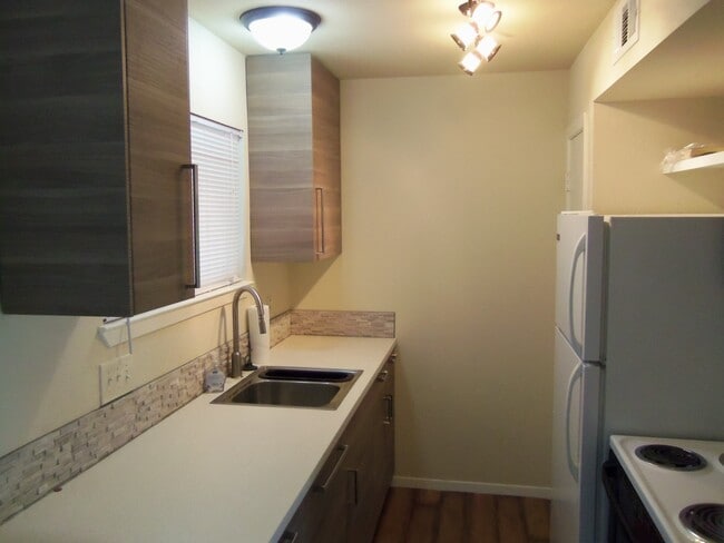 Building Photo - Cozy Condo close to downtown!!