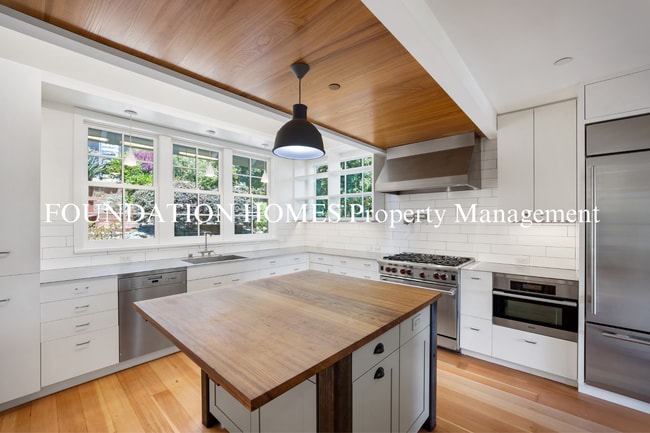 Building Photo - Stunning 4BD/2.5BA Boyle Park Home!  Solar...