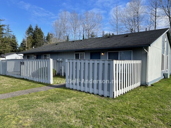 Building Photo - 1 Bedroom 1 Bath Available for Immediate Move In- Ask About Our Rent Special!