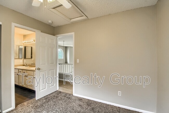 Building Photo - 13460 Vine St